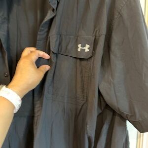 Under Armour use black shirt